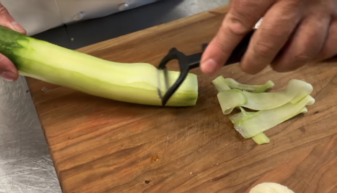 Pro královnu se krájí okurka do sendviče trochu jinak, nesmíte se dostat až k zrníčkům. 