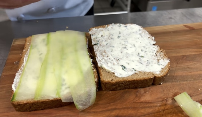 Jako další je tu například okurkový sendvič. 