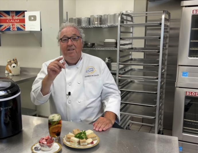 Darren McGrady má před sebou tradiční nabídku odpoledního čaje pro královnu. Součástí bývaly i jahody se smetanou, které se podávají už desítky let i na Wimbledonu. 