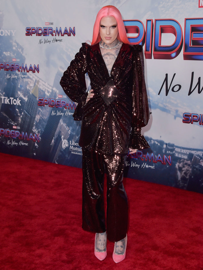 Influencer a vizážista Jeffree Star vtrhl na trh se značkou Jeffree Star Cosmetics. Jde o dekorativní kosmetiku, která se nebojí pestrých barev a třpytek, jak se dalo čekat s ohledem na image známého influencera.