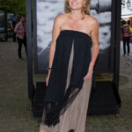 Povšimněte si vypracovaných ramenou a štíhlých paží.