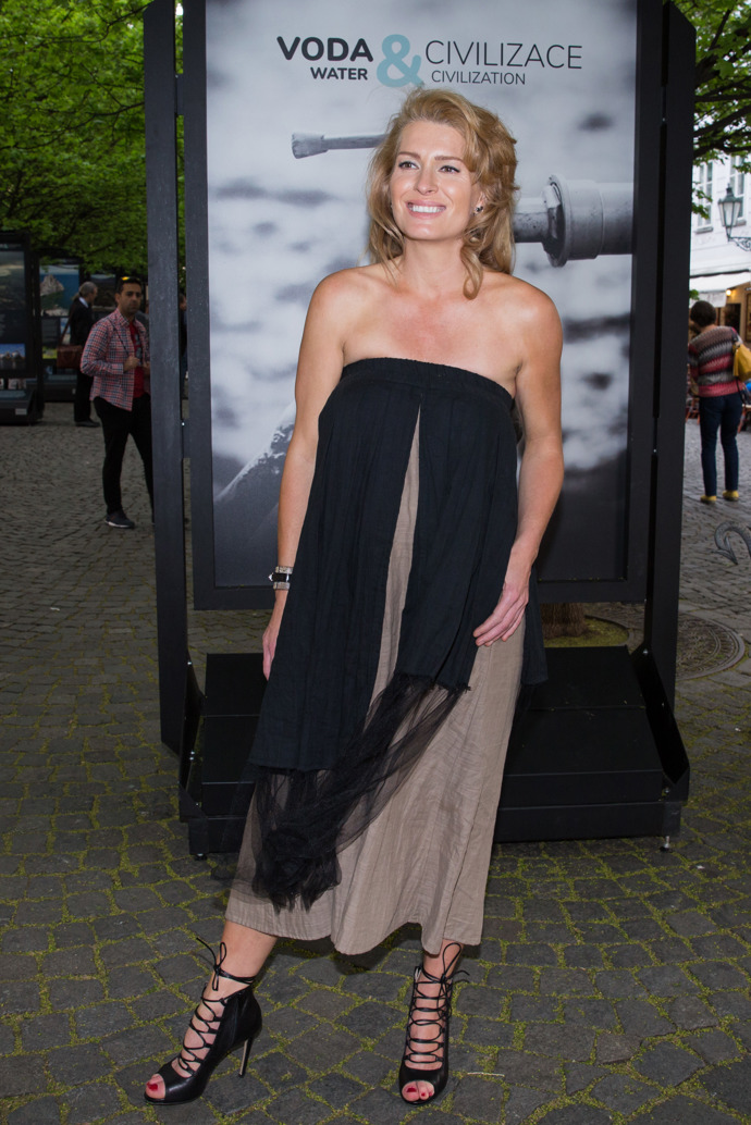 Povšimněte si vypracovaných ramenou a štíhlých paží.