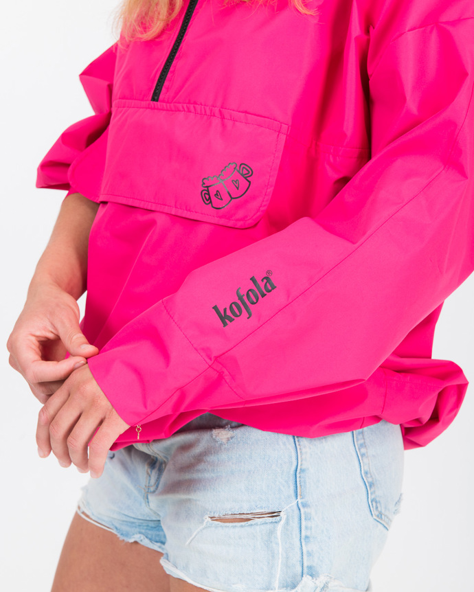 Bunda a kloboučky jsou jako dělané na festivaly.