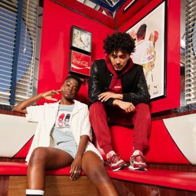 PUMA a Coca-Cola® se spojují v nostalgické spolupráci, která oslavuje jedinečné dědictví obou značek.