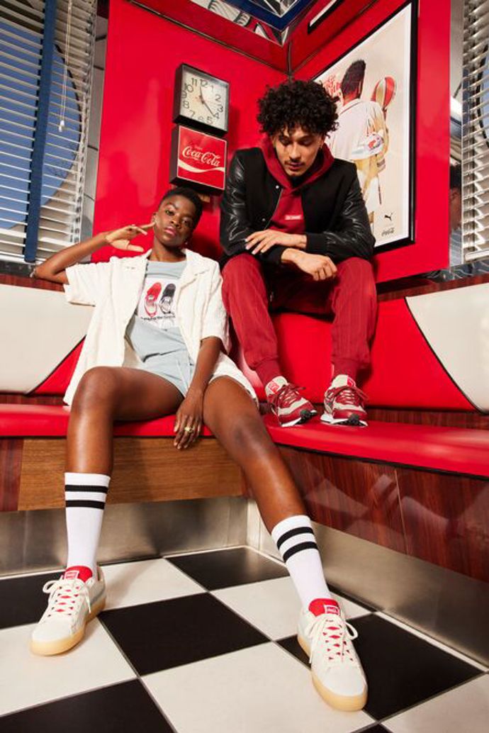 PUMA a Coca-Cola® se spojují v nostalgické spolupráci, která oslavuje jedinečné dědictví obou značek.