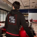 Kampaň PUMA x Coca-Cola se nese v americkém duchu a přivádí nás do klasického bistra ve stylu Route 66. 