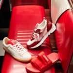 Součástí obuvi jsou promyšlené prvky, jako tkané štítky se společnou značkou, tvarované visačky a exkluzivní balení, které obsahuje speciální tkaničky.