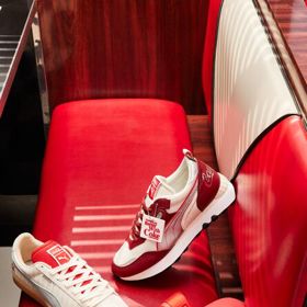 Součástí obuvi jsou promyšlené prvky, jako tkané štítky se společnou značkou, tvarované visačky a exkluzivní balení, které obsahuje speciální tkaničky.