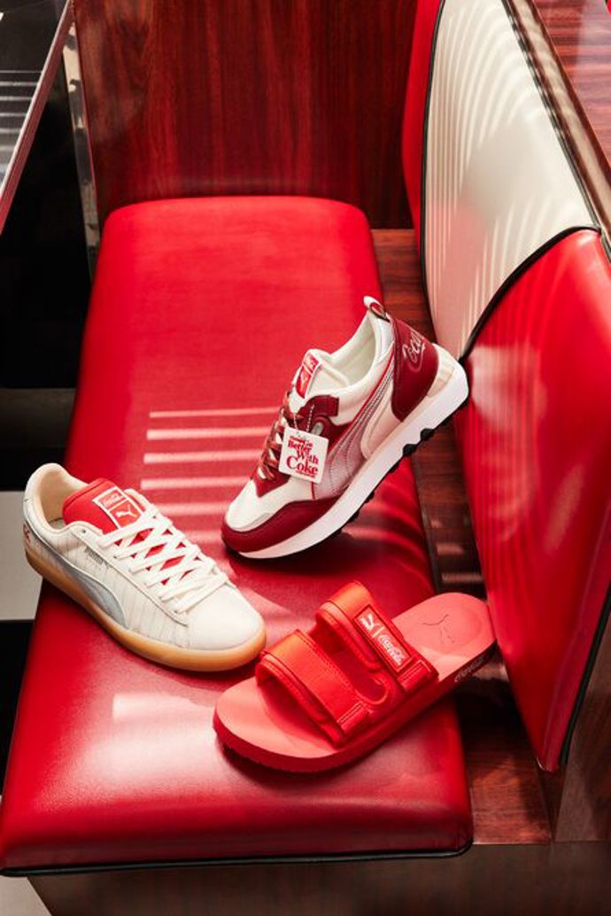 Součástí obuvi jsou promyšlené prvky, jako tkané štítky se společnou značkou, tvarované visačky a exkluzivní balení, které obsahuje speciální tkaničky.