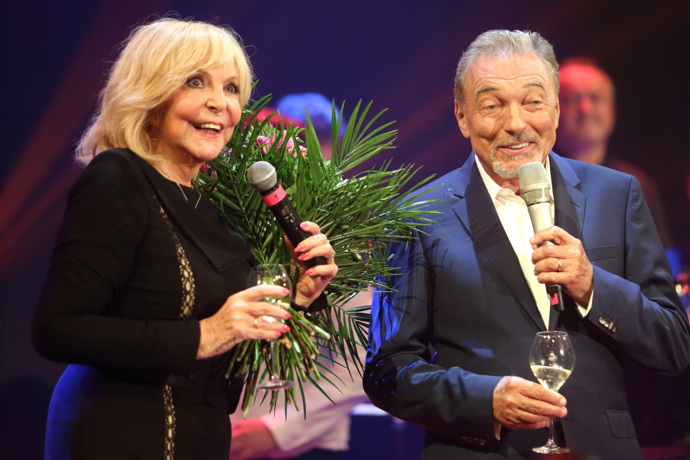 K 70. narozeninám si Hanka Zagorová nadělila koncert v Lucerně. Popřát jí mimo jiné přišel i Karel Gott.