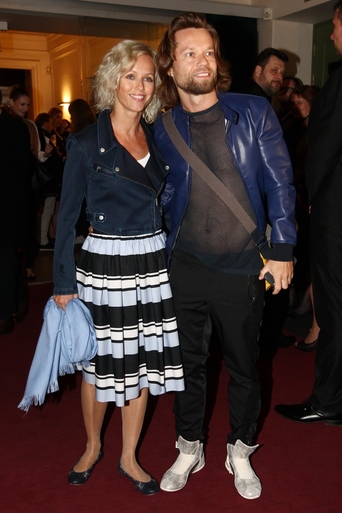 Není to poprvé, co se v podobném modelu objevil ve společnosti.