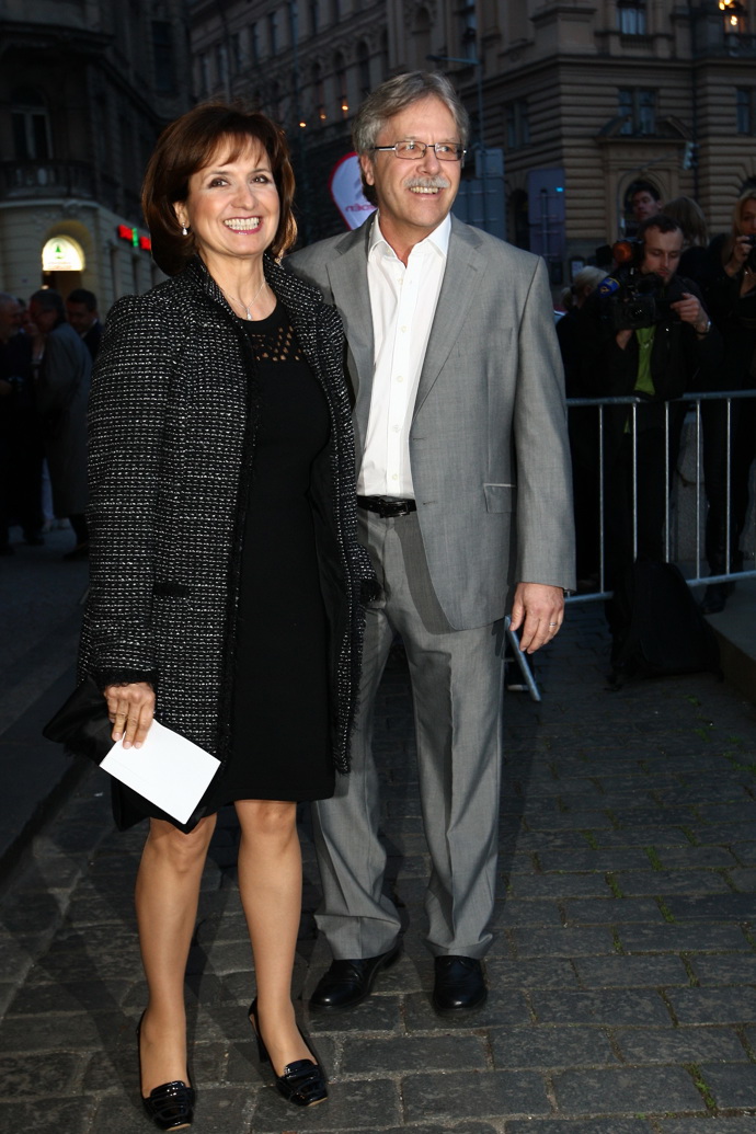 Manželé se seznámili v jihočeském Písku, kde také proběhla jejich svatba, a dodnes se tam rádi vracejí.