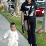 Angelina Jolie dlouho netoužila po biologických potomcích. Bála se, že by zdědili její geny (vnímala, že její puberta nebyla zrovna jednoduchá), a navíc jí přišlo, že je ve světě spousta dětí, které potřebují pomoc. Proto se při návštěvě jednoho z kambodžských sirotčinců rozhodla adoptovat zdejšího chovance Maddoxe. I když proces osvojení nebyl vůbec snadný a ještě dlouhá léta byl zpochybňován (objevovala se hlavně podezření, že Angie syna ve skutečnosti koupila od jeho biologických rodičů), Maddox dnes neodmyslitelně patří do nejslavnější hollywoodské rodiny.