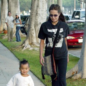 Angelina Jolie dlouho netoužila po biologických potomcích. Bála se, že by zdědili její geny (vnímala, že její puberta nebyla zrovna jednoduchá), a navíc jí přišlo, že je ve světě spousta dětí, které potřebují pomoc. Proto se při návštěvě jednoho z kambodžských sirotčinců rozhodla adoptovat zdejšího chovance Maddoxe. I když proces osvojení nebyl vůbec snadný a ještě dlouhá léta byl zpochybňován (objevovala se hlavně podezření, že Angie syna ve skutečnosti koupila od jeho biologických rodičů), Maddox dnes neodmyslitelně patří do nejslavnější hollywoodské rodiny.