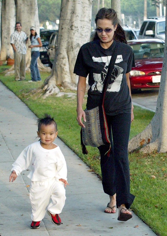 Angelina Jolie dlouho netoužila po biologických potomcích. Bála se, že by zdědili její geny (vnímala, že její puberta nebyla zrovna jednoduchá), a navíc jí přišlo, že je ve světě spousta dětí, které potřebují pomoc. Proto se při návštěvě jednoho z kambodžských sirotčinců rozhodla adoptovat zdejšího chovance Maddoxe. I když proces osvojení nebyl vůbec snadný a ještě dlouhá léta byl zpochybňován (objevovala se hlavně podezření, že Angie syna ve skutečnosti koupila od jeho biologických rodičů), Maddox dnes neodmyslitelně patří do nejslavnější hollywoodské rodiny.