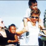 Angelina Jolie adoptovala Maddoxe (na snímku nahoře) sama, tři měsíce po nabytí právní moci procesu totiž oznámila rozchod s manželem Billym Bobem Thorntonem. V roce 2006, rok po seznámení s Angelinou, pak Maddoxe spolu s hereččinou adoptivní dcerou Zaharou (druhá zleva) přijal za své nový partner Brad Pitt. 