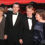 Ben Affleck se svými dvěma blízkými osobami, mámou Chris (vlevo) a nejlepším kamarádem Mattem Damonem. "Chris měla vždycky velký smysl pro spravedlnost a cenila si morálky," prozradil listu People její dlouholetý kamarád Peter Garrison, "snažila se něco z toho předat i Benovi. Když byl malý, chtěl například psa. Máma ho proto přiměla, aby týden venčil imaginárního podvraťáka. Když přišel po pěti dnech s tím, že to nezvládá, psa nedostal. Bylo to tvrdé. Tvrdé, ale moudré." S Chris má Ben dodnes velmi vřelý vztah.
