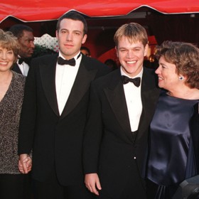 Ben Affleck se svými dvěma blízkými osobami, mámou Chris (vlevo) a nejlepším kamarádem Mattem Damonem. "Chris měla vždycky velký smysl pro spravedlnost a cenila si morálky," prozradil listu People její dlouholetý kamarád Peter Garrison, "snažila se něco z toho předat i Benovi. Když byl malý, chtěl například psa. Máma ho proto přiměla, aby týden venčil imaginárního podvraťáka. Když přišel po pěti dnech s tím, že to nezvládá, psa nedostal. Bylo to tvrdé. Tvrdé, ale moudré." S Chris má Ben dodnes velmi vřelý vztah.