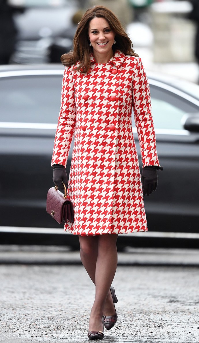 Kate Middleton oblékla stejný vzor a částečně i barvu při návštěvě Švédska v roce 2018. Kabátové šaty jsou dílem její oblíbené návrhářky Catherine Walker.