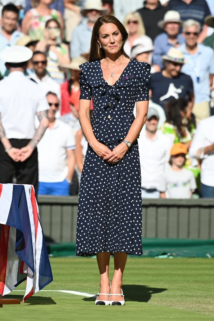 Kate Middleton ve stylových puntíkovaných šatech od Alessandry Rich a krémových lodičkách s hnědou špičkou stejné značky za bezmála 16 tisíc korun.