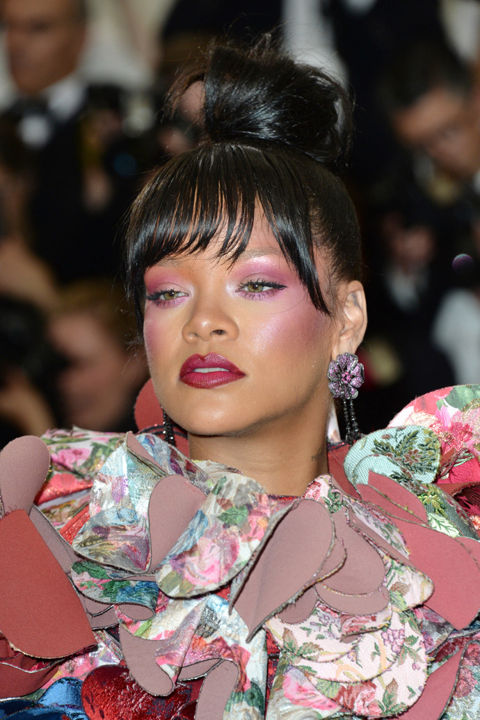 Barbadoská zpěvačka Rihanna se netají tím, že podstatná část jejího bohatství pochází z její dekorativní kosmetické značky Fenty Beauty. Na trh ji uvedla v roce 2017.