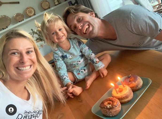 Celá rodina u jednoho stolu. Andrea Sestini Hlaváčková, dcerka Isabelle a manžel Fabrizio.