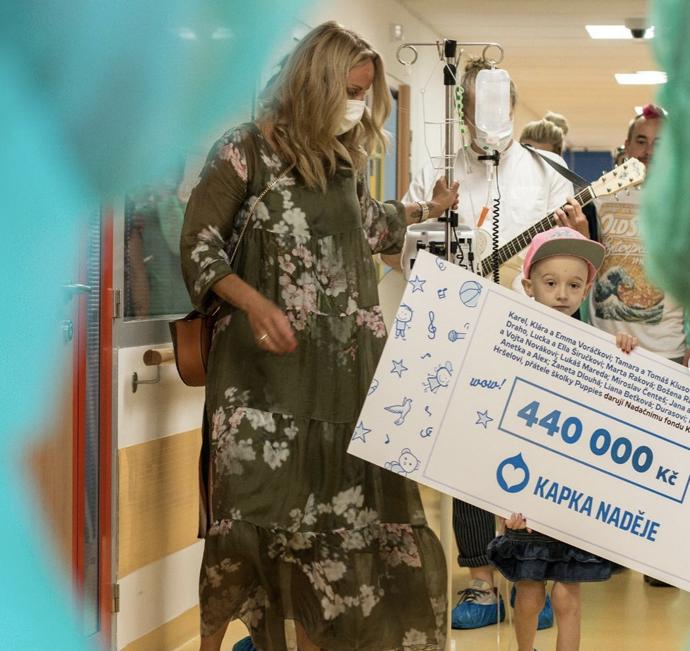 Svůj slib splnila hned v roce 2000 a založila nadační fond Kapka naděje. 
