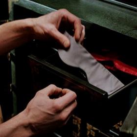 Anglický název filmu je dvojsmyslný: může se totiž překládat jako Padesát odstínů šedi anebo Padesát odstínů Greye, což je příjmení hlavní postavy.