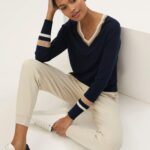 Svetr z čisté merino vlny s barevnými díly a výstřihem do V. Marks&Spencer, 1099 Kč