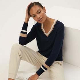 Svetr z čisté merino vlny s barevnými díly a výstřihem do V. Marks&Spencer, 1099 Kč