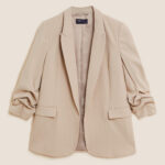 Volný blejzr s řasenými rukávy. Marks&Spencer, 2299 Kč