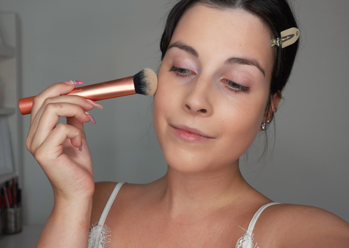 Make-up lze nanášet štětcem, houbičkou nebo prsty. Štětcem docílíte středně velkého krytí. Je však třeba pomocí něho zapracovat make-up do pleti takzvaným vtlačováním, aby na pokožce nezůstaly tahy od štětce. Nezapomeňte vždycky make-up rozetřít lehce pod čelist na krk, aby zespodu obličeje nezůstala nerozpracované hrana. Houbičkou docílíme vyššího krytí a můžeme make-up následně i vrstvit. Houbičku si před použitím nezapomeňte vždycky pořádně namočit. Aplikací pomocí prstů dosáhnete nejpřirozenějšího výsledku.