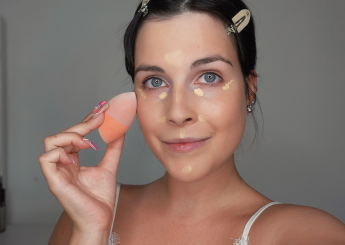 Korektorem Facefinity od Max Factor jsem projasnila vybrané části obličeje a můžeme jím případně také zakrýt drobné nedokonalosti. Nedoporučuji nanášet korektor pouze přímo pod oko, protože tím se nedokonalosti spíše zvýrazní. Projasňuji s ním i nosoretní rýhy, bradu, kořen nosu a lehce i střed čela. Zkrátka vše, co chceme, aby nám hezky vystoupilo do popředí. 