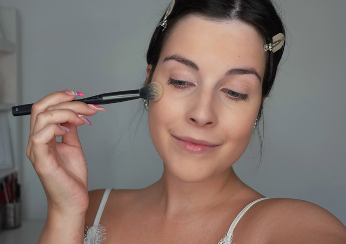 Nyní je potřeba výsledek zapudrovat. Já s pudrem poměrně šetřím a dávám ho lehce především na ta místa, kde jsem použila korektor, jelikož mám ráda, když pleti zůstane trochu přirozeného lesku a make-up díky tomu působí svěžeji. Pokud ale máte mastnější pleť s tendencí se více lesknout, samozřejmě použijete pudru více.