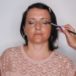 Na oči jsem nejprve nanesla bázi pod oční stíny a následně aplikovala do vnějšího koutku oka tmavě hnědý neutrální stín a rozestínovala ho do plynulého přechodu.