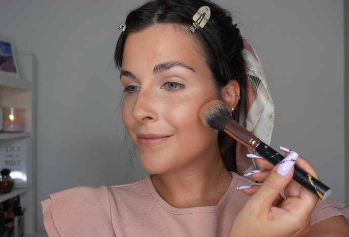 Jelikož make-up zakryje přirozené stíny v obličeji, je potřeba je tam pomocí konturingu opět vrátit a obličej vytvarovat. K tomu jsem použila matný bronzer od Max Factor. Kontura patří do oblasti pomyslného spojení ucha a koutku úst. Nejlepší je nanést ji lehkými krouživými pohyby štětce. Kontura by neměla být vedena směrem dolů, ale vždy nahoru, aby naše rysy pozvedala. Dále můžeme konturu aplikovat na čelo a opět tak opticky upravit jeho tvar, například zmenšit nebo zůžit.