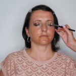 Pohyblivé víčko jsem projasnila pomocí třpytivého bronzového tekutého stínu.