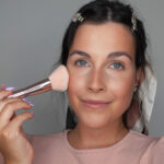 Tvářím je třeba dodat ještě trochu barvy, a k tomu nám opět skvěle poslouží tvářenky Max Factor. Opět ji nanáším krouživými pohyby, a to na hranici předchozího konturování.