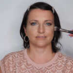 Po nanesení make-upu je samozřejmě potřeba obličeji vystínovat pomocí projasňujícího korektoru a krémové kontury ve studeném tónu. Pomocí tvářenky v růžovém odstínů jsem dodala pleti barvu.