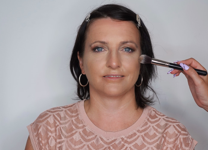 Po nanesení make-upu je samozřejmě potřeba obličeji vystínovat pomocí projasňujícího korektoru a krémové kontury ve studeném tónu. Pomocí tvářenky v růžovém odstínů jsem dodala pleti barvu.