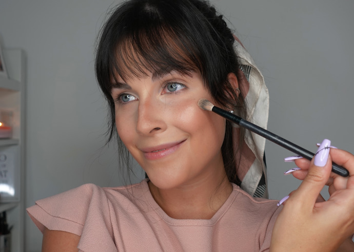 Na závěr celý make-up projasníme pudrovým rozjasňovačem od Max Factor. Aplikujeme ho na místa, kde se odráží světlo, tedy hlavně na vršek lícních kostí, na kořen a špičku nosu a nad horní ret.