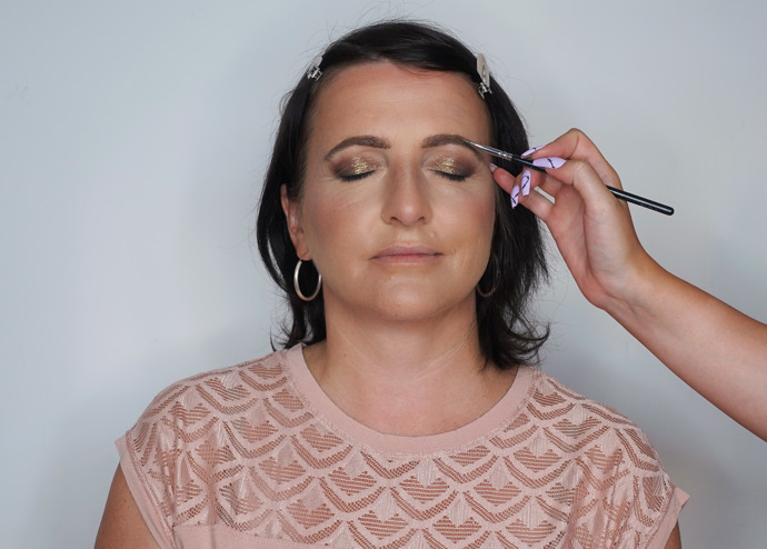 K takto výraznému líčení očí bylo samozřejmě potřeba ještě dotvarovat a zvýraznit obočí pomocí gelu.