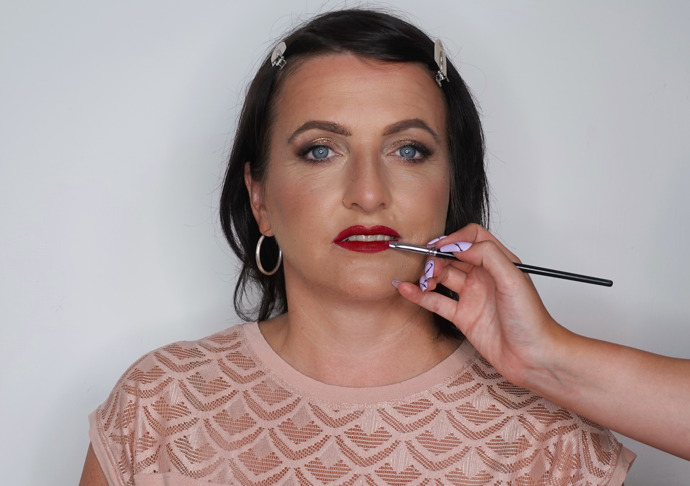 Na závěr jsem nalepila umělé řasy a pomocí řasenky je spojila s těmi přírodními, abych dosáhla uceleného vzhledu. Celé líčení jsme zakončily výraznou rudou rtěnkou, která krásně ladí k Eviným tmavým vlasům.