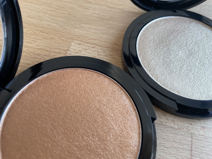 Pudrový rozjasňovač zvolte podle odstínu vaší pleti. 