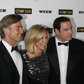 Olivia Newton-John s nejdůležitějšími muži svého života, manželem Johnem Easterlingem (vlevo) a Johnem Travoltou (vpravo). S Travoltou ji pojilo přátelství od roku 1978. Vídali se nejen pracovně, ale i soukromě a podle všeho dělali jeden druhému vrbu.