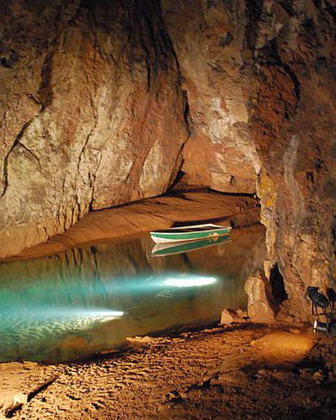 Dle pověstí měla jeskyni Wookey Hole strážit čarodějnice se zlomeným srdcem.