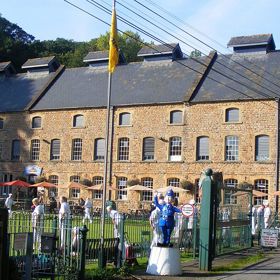 Voda z řeky protékající jeskyní Wookey Hole se zase využívá při výrobě papíru v nejstarší papírně v zemi.