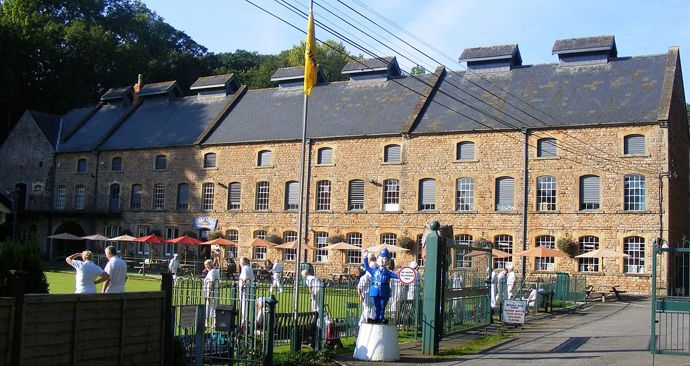 Voda z řeky protékající jeskyní Wookey Hole se zase využívá při výrobě papíru v nejstarší papírně v zemi.