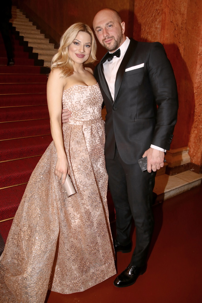 V roce 2020 jsme ji mohli vidět v luxusním brokátu v champagne odstínu. 