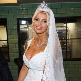 Ten si bral svoji Lelu za velkého zájmu médií.